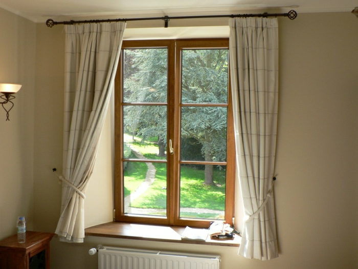 gemütliches-Zimmer-Radiator-kleines-Fenster-hölzerner-Rahmen-Vorhänge-Pastellfarbe-beige