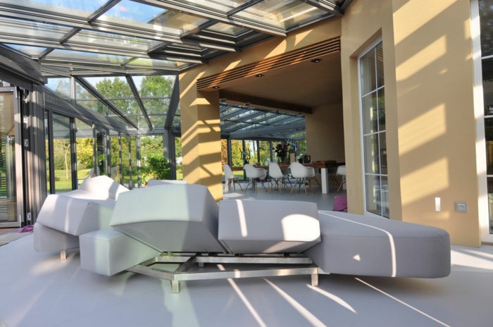 glasswand-terrasse-graues-modell-vom-sofa