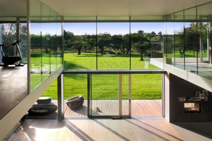 glasswand-terrasse-grüne-wiesen-draußen