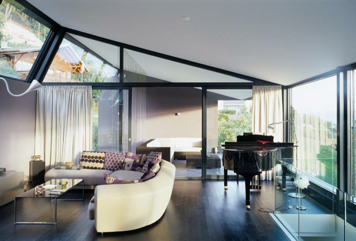 glasswand-terrasse-moderne-möbelstücke
