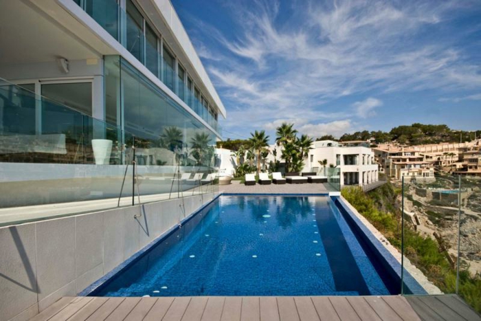 glasswand-terrasse-super-schönes-schwimmbecken
