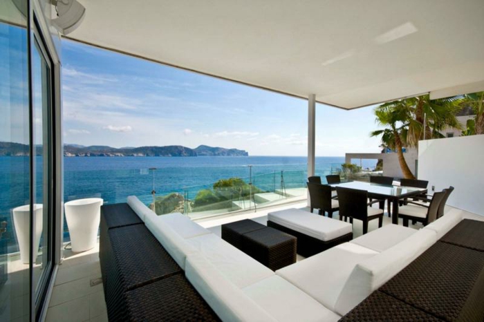 glasswand-terrasse-ultramoderne-möbelstücke