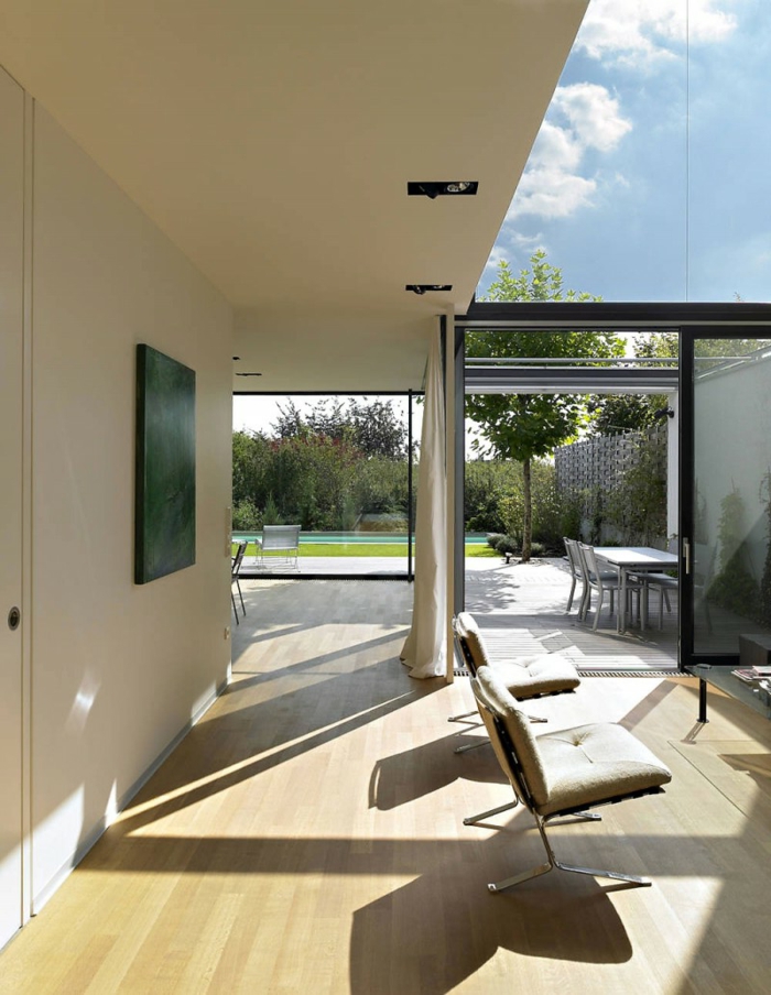 glasswand-terrasse-weiße-überdachung