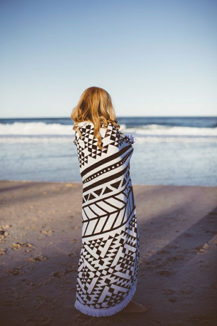 großes-Strand-Tuch-graphisches-Muster-schwarz-weiß