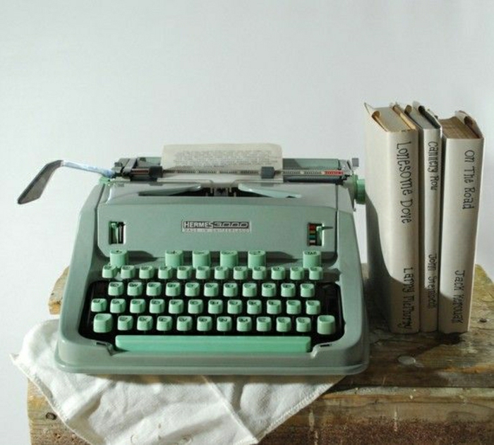 grüne-vintage-Schreibmaschine-Bücher