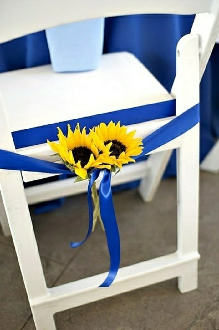 hochzeitsdeko-Sonnenblumen-weißer-Stuhl-blaues-Band