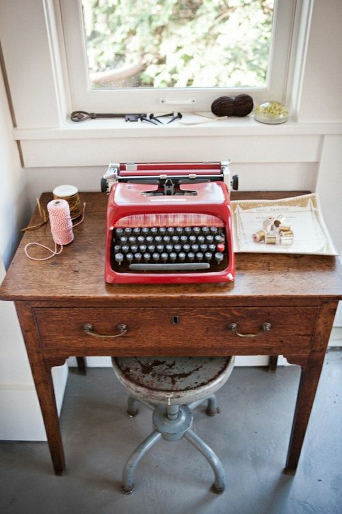 hölzerner-Schreibtisch-Metall-Hocker-vintage-rote-Schreibmaschine