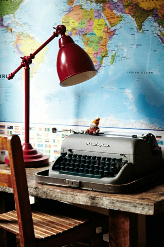 hölzerner-Schreibtisch-rote-Leselampe-Weltkarte-vintage-Schreibmaschine