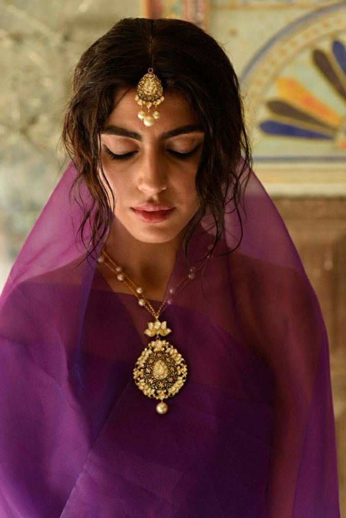 indischer-Perlenschmuck-goldene-Elemente-schöne-Accessoires-lila-Kleidung