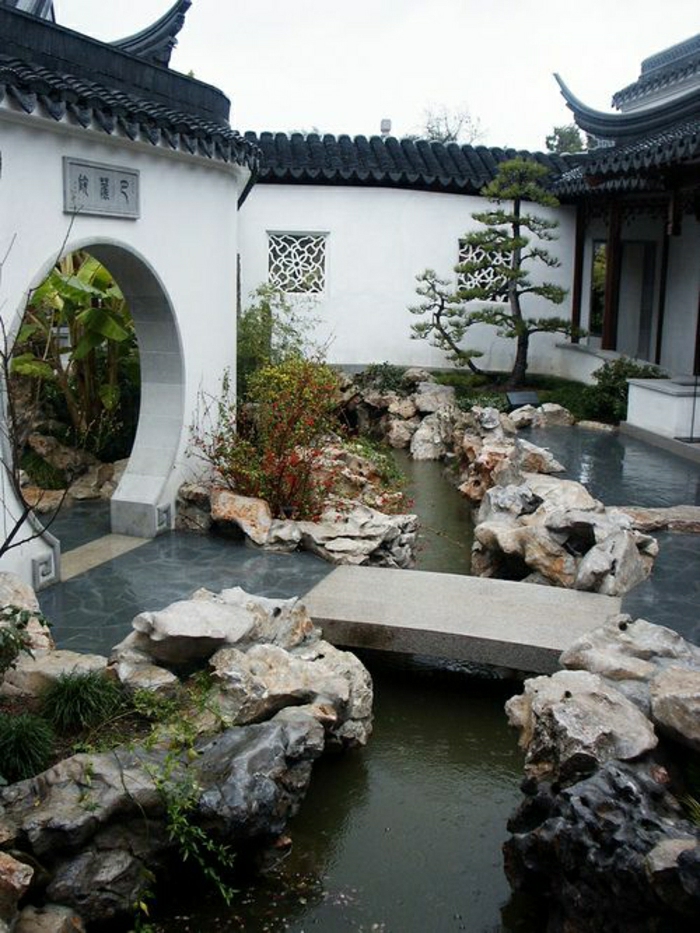 japanischer-Garten-asiatische-Kultur-Steine-Bonsaibäume