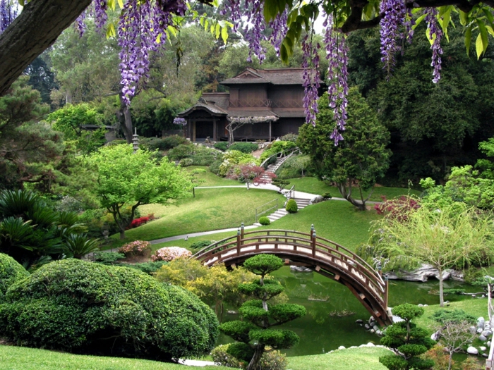 japanischer-Garten-naturale-Schönheit-Brücke-Büsche-Bäume-See-exotisch-asiatisch
