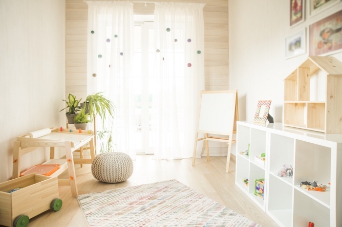 kinderzimmer deko ideen, zimmergestaltung in weiß und beige, spielzimmer für kind gestalten