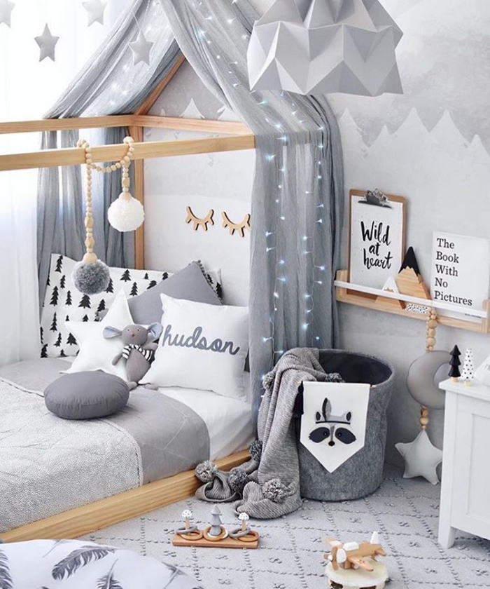 kinderzimmer deko in grau und weiß, kinderbatt häuschen, graue gardinen, babyzimmerdeko