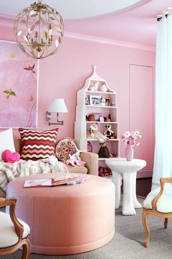 kinderzimmer deko in rosa, jugendzimmer für mädchen, mädchenzimmer ideen, rosa hoker, goldener kronleuchter