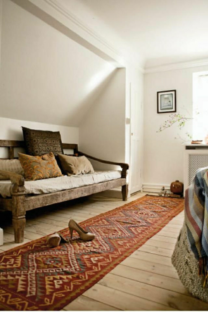 kleines-Zimmer-rustikale-Gestaltung-hölzernes-Sofa-vintage-Teppich