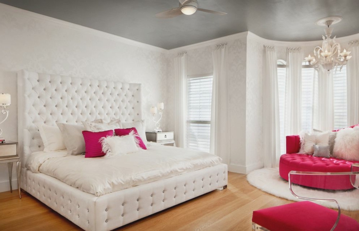 komplettes-Schlafzimmer-großes-Bett-rotes-Sofa