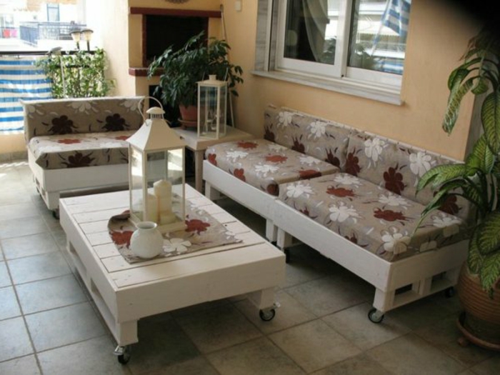 loungemöbel -für-balkon-blumen-motiven-deko