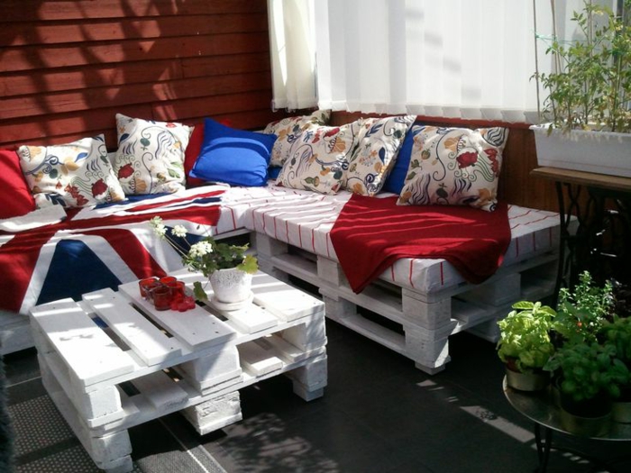 loungemöbel -für-balkon-rot-blau-weiß