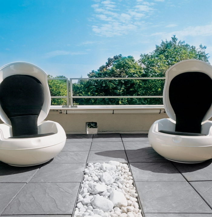 loungemöbel -für-balkon-schwarz-weiß-grau-bodenfliesen