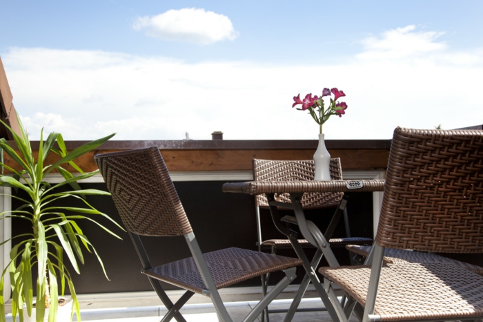 loungemöbel -für-balkon-tisch-mit-bestuhlung