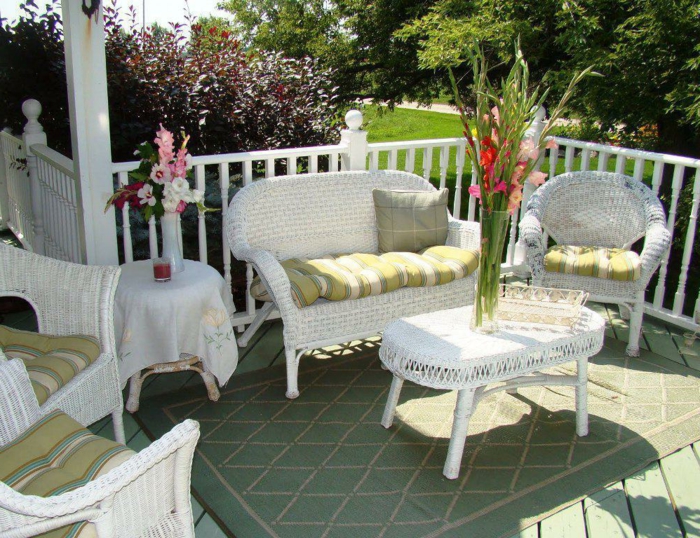 loungemöbel -für-balkon-weiß-blumen