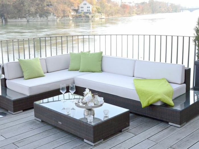 loungemöbel -für-balkon-weiß-grüne-kisse