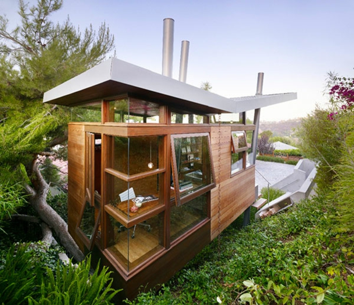 luxus-baumhaus-tolles-modell-auf-dem-grünen-gras