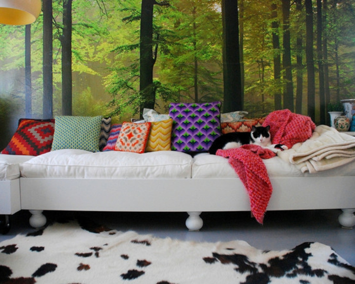 luxus-tapeten-weißes-sofa-mit-dekokissen