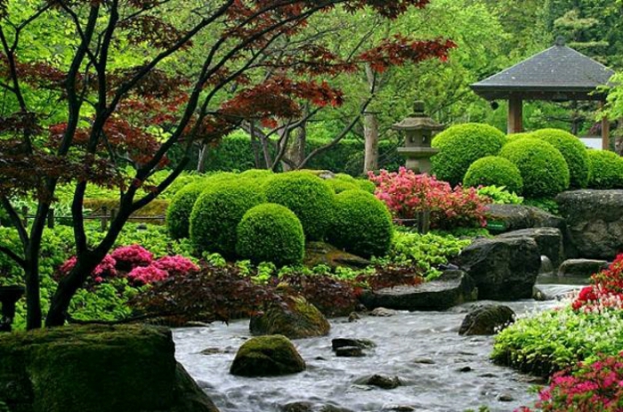 malerischer-Garten-japnisch-zen-asiatisch-Büsche-See