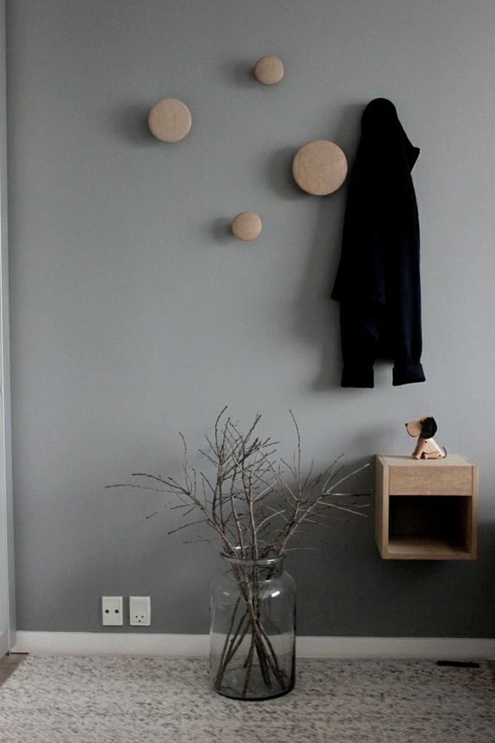 minimalistisches-Design-skandinavischer-Stil-runde-hölzerne-Kleiderhaken-asymetrisch