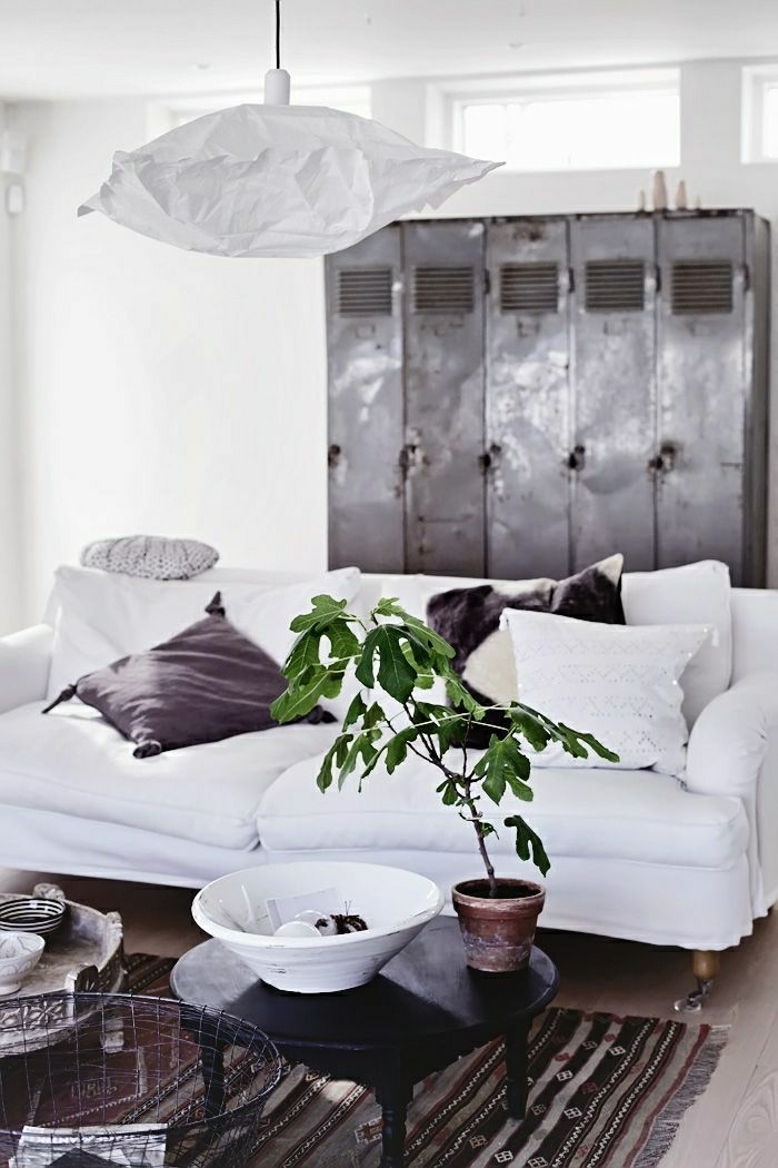 moderne-Wohnung-skandinavisches-Interieur-Metall-Schrank-weißes-Sofa-Kissen-Topfpflanze-vintage-Teppich