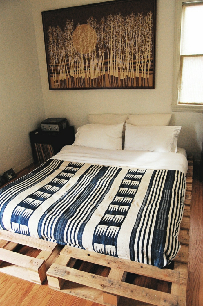 möbel-aus-paletten-Bett-Rahmen-Bettwäsche-interessantes-Muster-weiße-Kissen-Bild-Wald