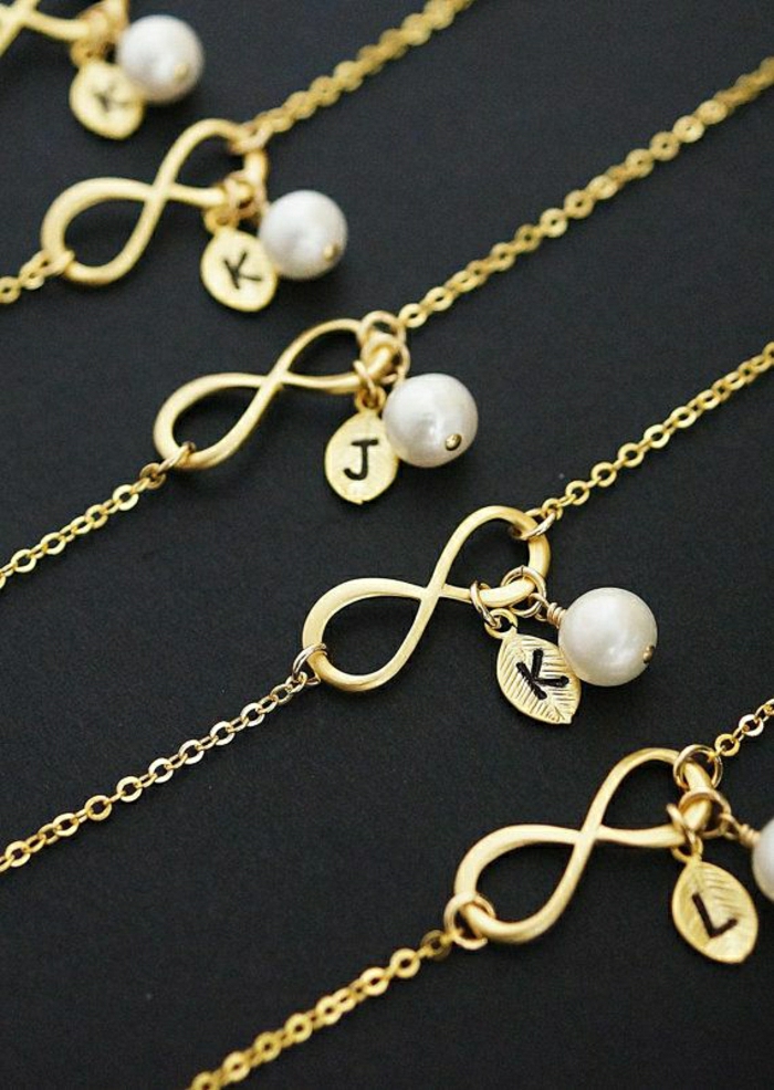 personalisierte-Geschenke-Infinity-Armband-Initiale-golden-Perle