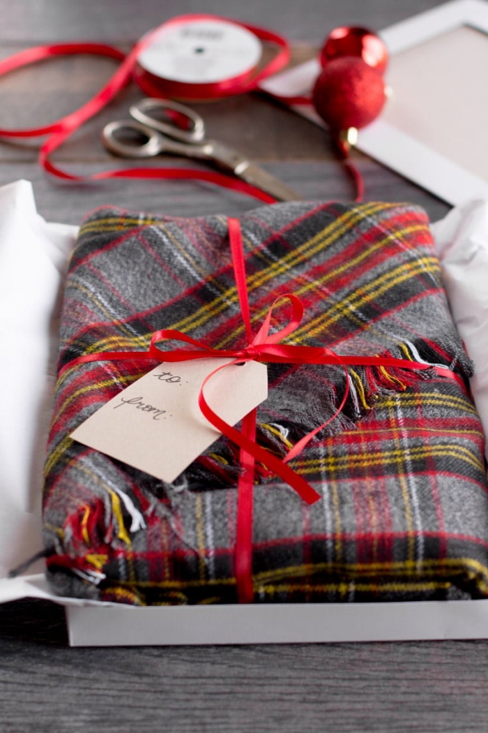 diy geschenk, rote schleife, personalisierte geschenke weihanchten, schal selber machen, weihanchtsgeschenk