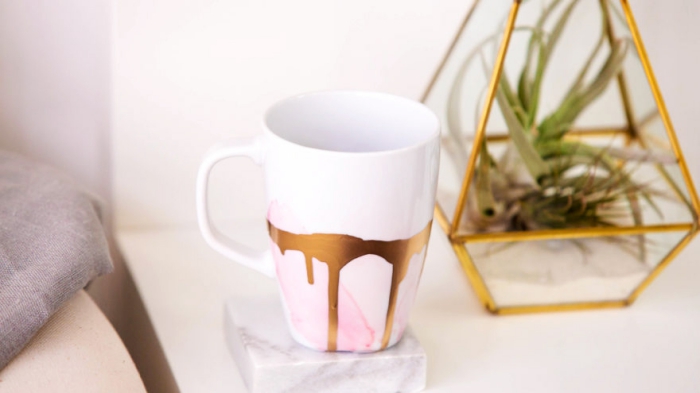 persönliche weihnachtsgeschenke für frau, kaffeetasse dekoriert mit rosa tinte und goldener farbe