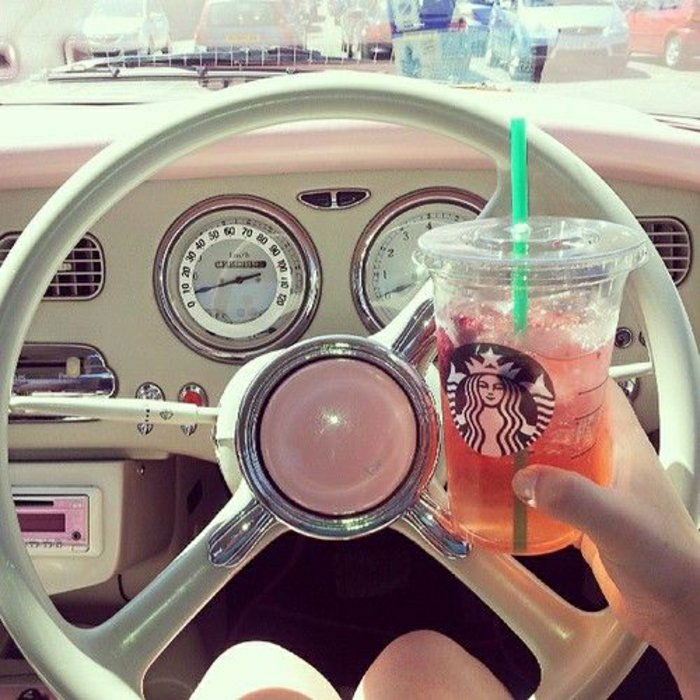 rosa-Getränk-Starbucks-Becher-Kunststoff-Stroh-Auto