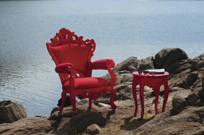 roter-Sessel-Barock-Stil-Hocker-Meer-Steine-schöne-Ansicht