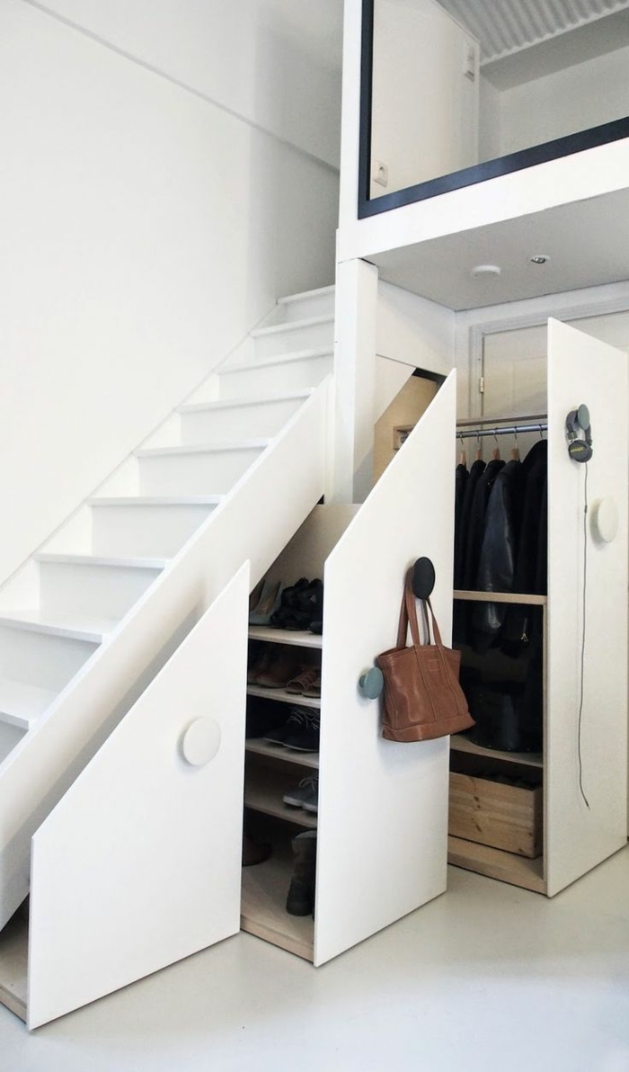 schrank-unter-treppe-weiß-und-minimalistisch