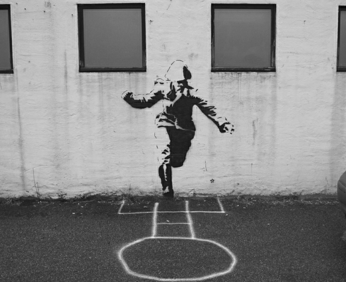 schwarz-weiße-Graffiti-Soldat-Kreide-Zeichnung-street-art