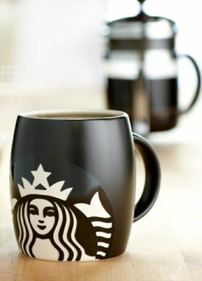 schwarze-Kaffeetasse-weiße-Zeichnung-Starbucks