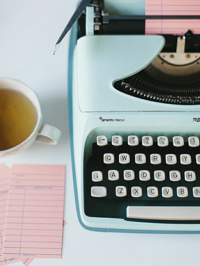 schöne-elektrische-Schreibmaschine-Minze-Farbe-Blätter-Teetasse