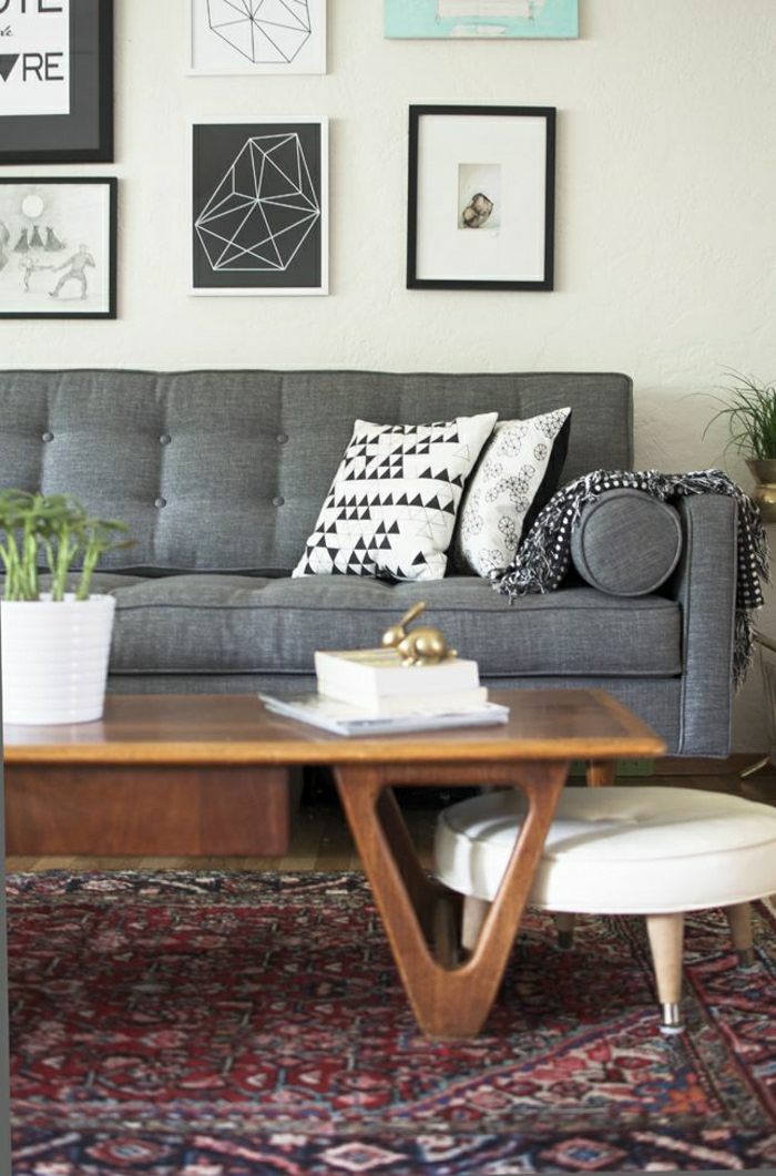 simples-Interieur-graues-Sofa-Topfpflanze-vintage-persischer-Teppich-hölzerner-Tisch