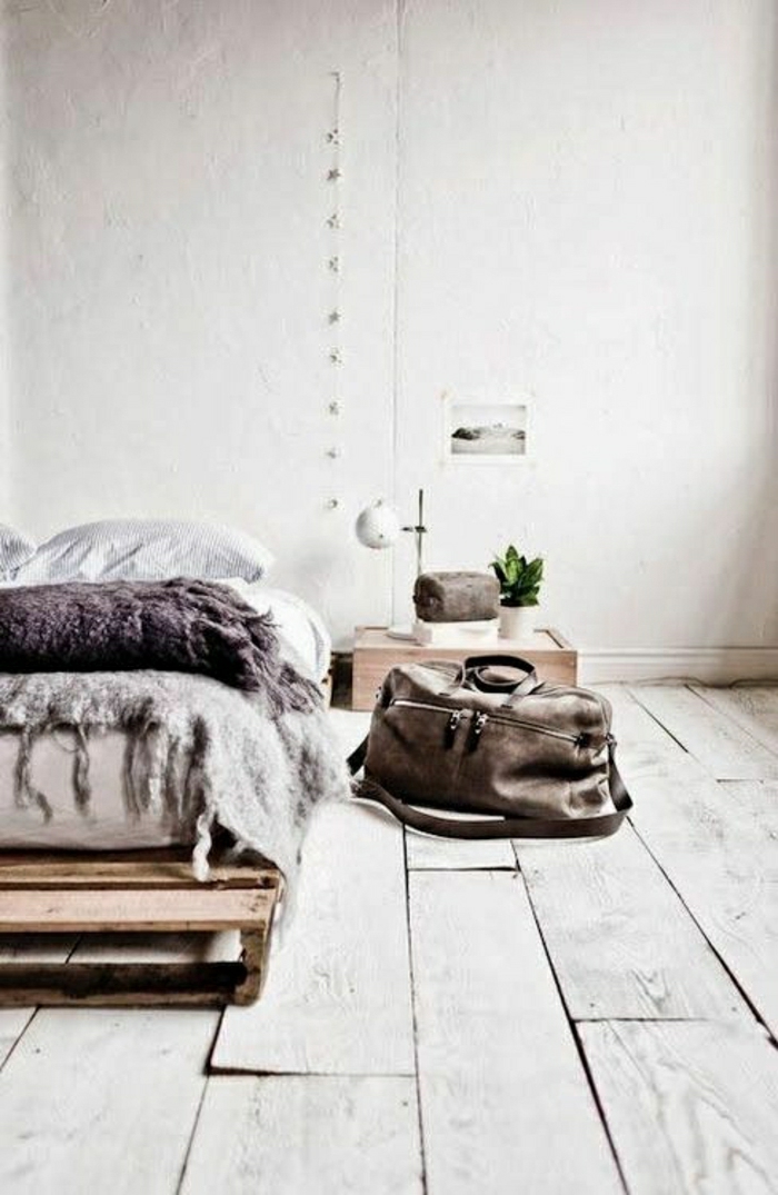 skandinavisches-Interieur-minimalistisch-europaletten-bett-selber-machen-lila-graue-Schlafdecke-Ledertasche