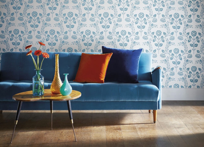 sofa-aus-samt-blaues-modell-schöne-dekokissen