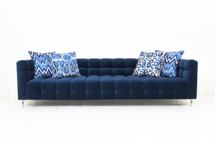sofa-aus-samt-hintergrund-in-weiß
