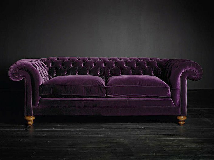 sofa-aus-samt-lila-design-schwarzer-hintergrund