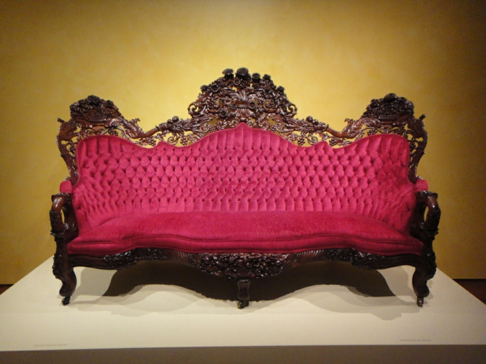 sofa-aus-samt-rosiges-design-interessante-form