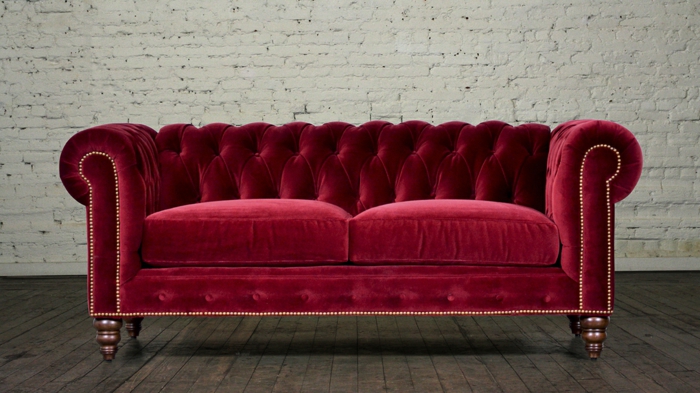 sofa-aus-samt-schönes-modell-in-rot