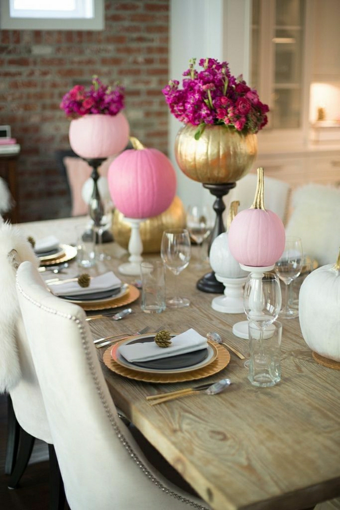 stilvolle-Tischdekoration-Kürbis-bemalen-rosa-Nuancen-golden-hölzerne-Städer