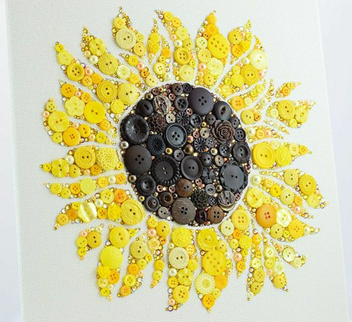 stilvolle-Wandgestaltung-Sonnenblume-Dekoration-selber-machen-gelbe-braune-Knöpfe-originelle-Idee